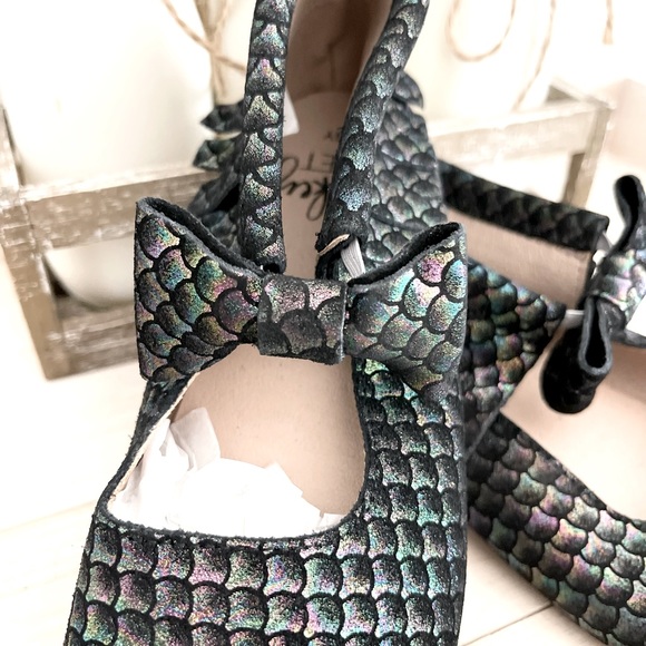 Chameleon Girls Bow Monkey Feet - Picture 3 of 7